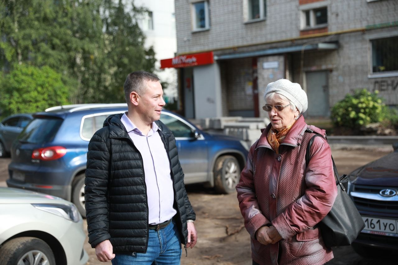 Михаил Евраев проверил ремонт дворов в Ярославле 