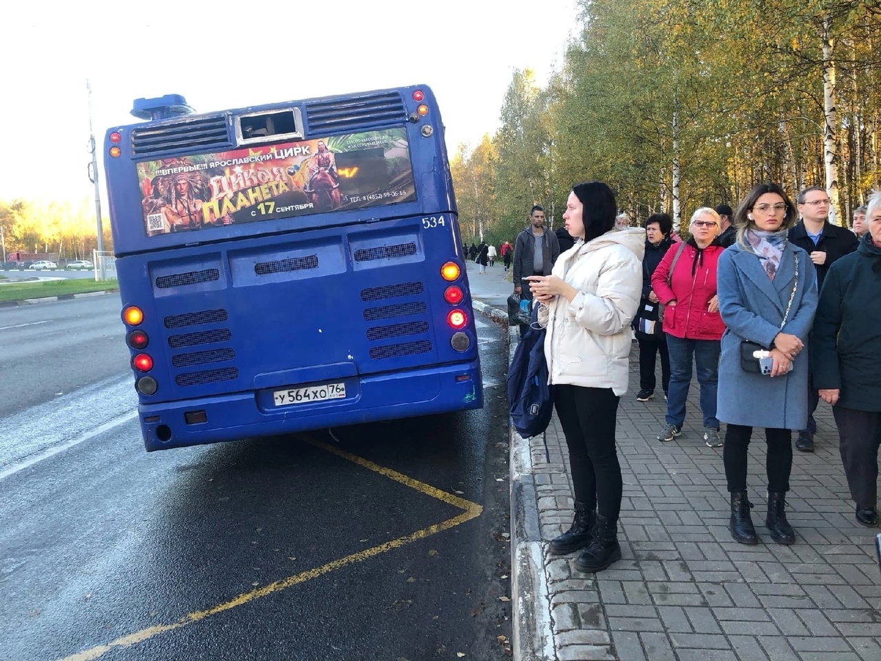 Потерянный автобус. Люди в маршрутке. Фото из автобуса с людьми. Много людей в автобусе.