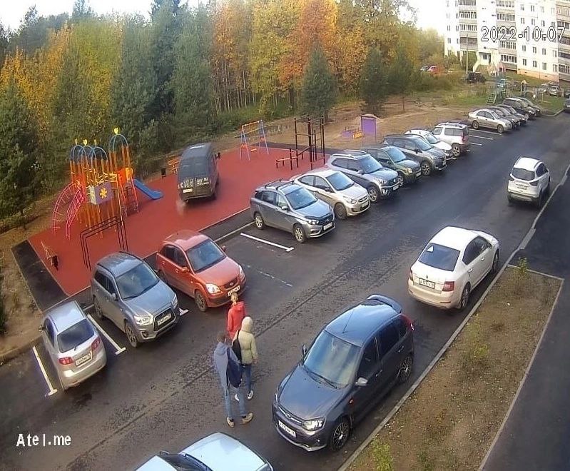 В Рыбинске водитель «Газели» ездил по детской площадке