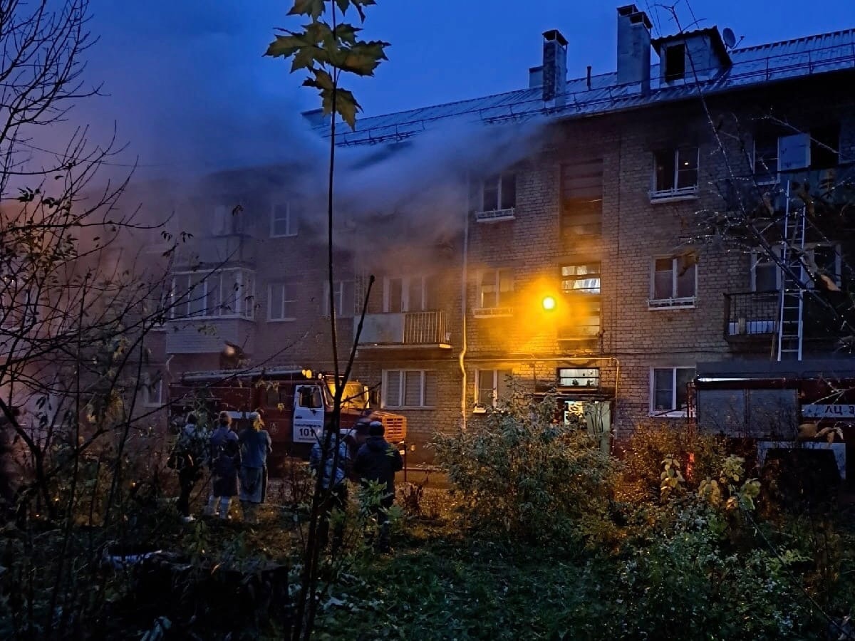 В Ярославле горит трехэтажный жилой дом