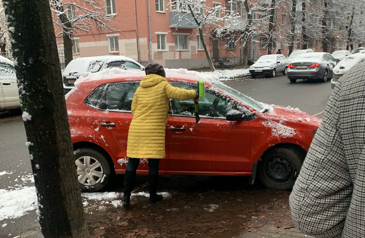"Завалил машины": в Ярославле прошел первый снегопад 