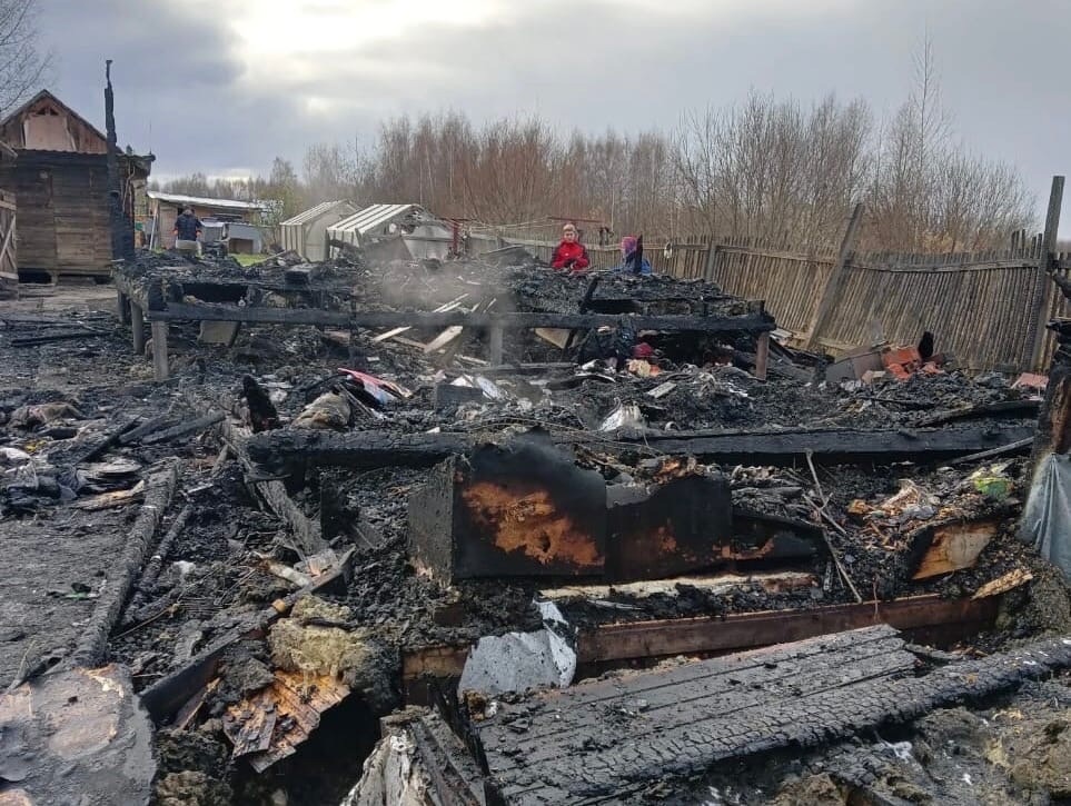 "Сгорело всё": многодетные ярославцы остались без дома из-за страшного пожара