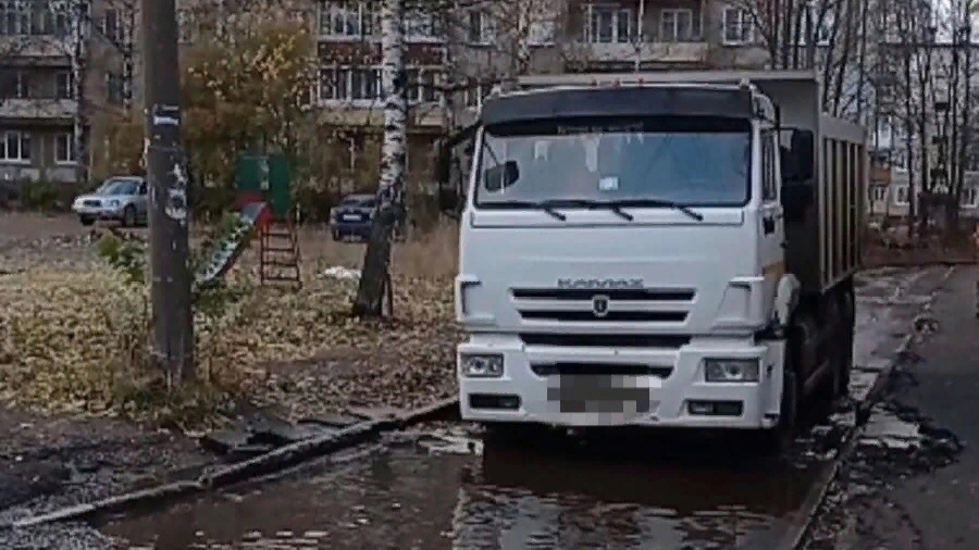 В Ярославле грузовик утонул в глубокой луже во дворе дома 