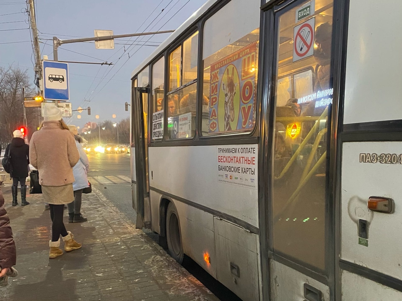 "Увезли на скорой": в Ярославле под автобус попала 15-летняя девочка