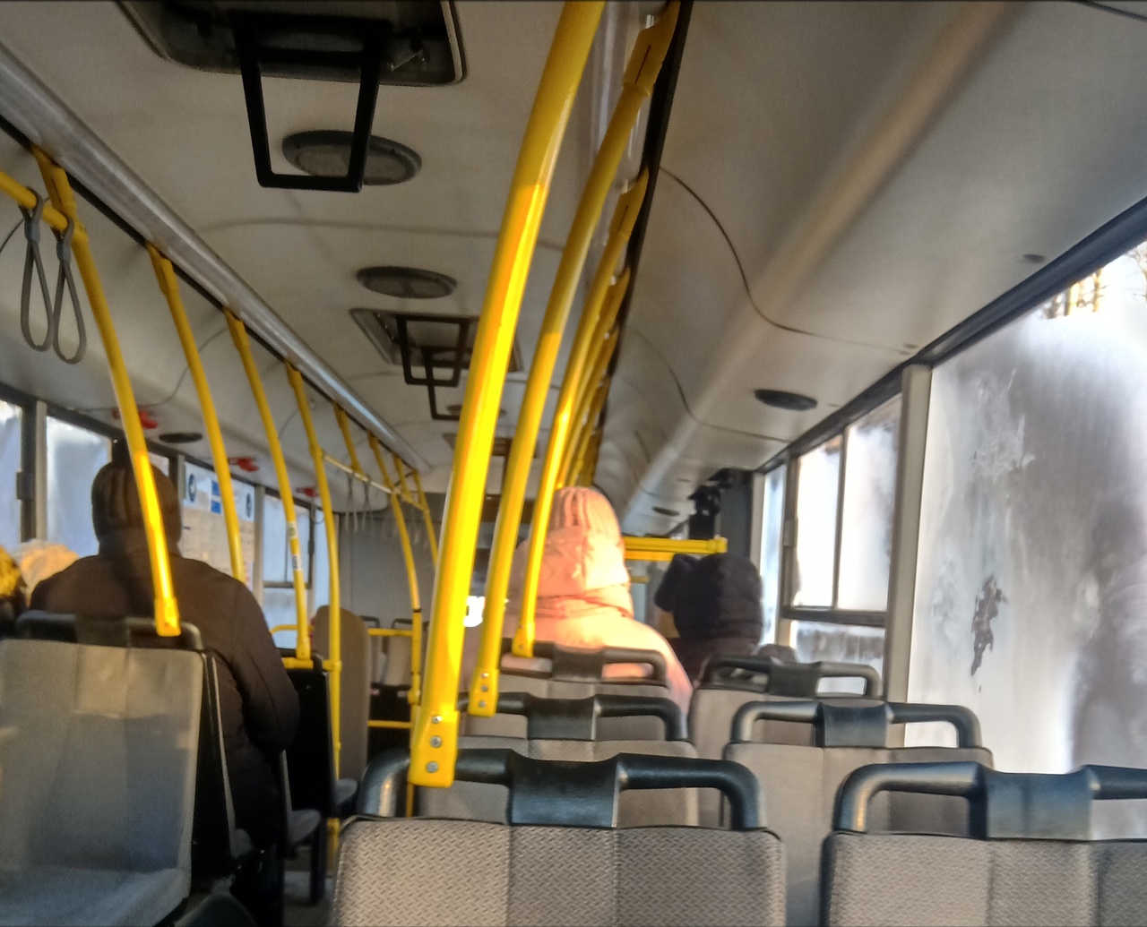 Продрогшие пассажиры в Ярославле пожаловались на ледяной автобус
