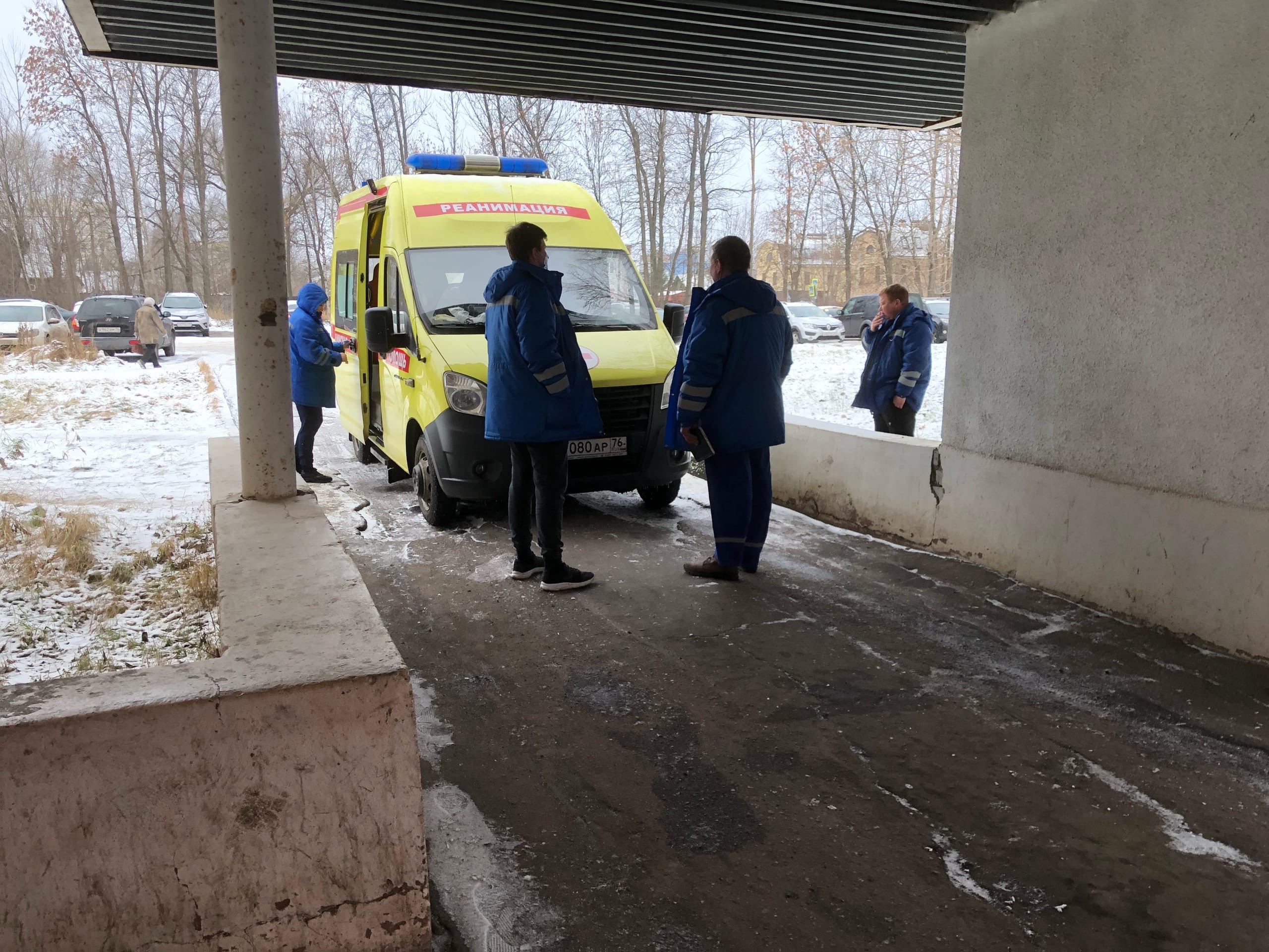  Ярославна вымыла курткой врача скорой помощи пол за отказ надеть бахилы
