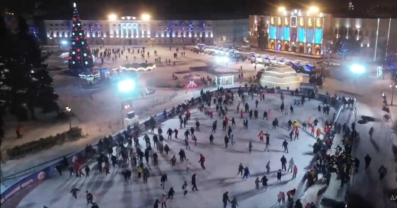 Каток ярославль. Каток на Советской площади Ярославль. Каток Ярославль 2020. Советская площадь Ярославль 2020. Каток на Советской площади Ярославль 2020.