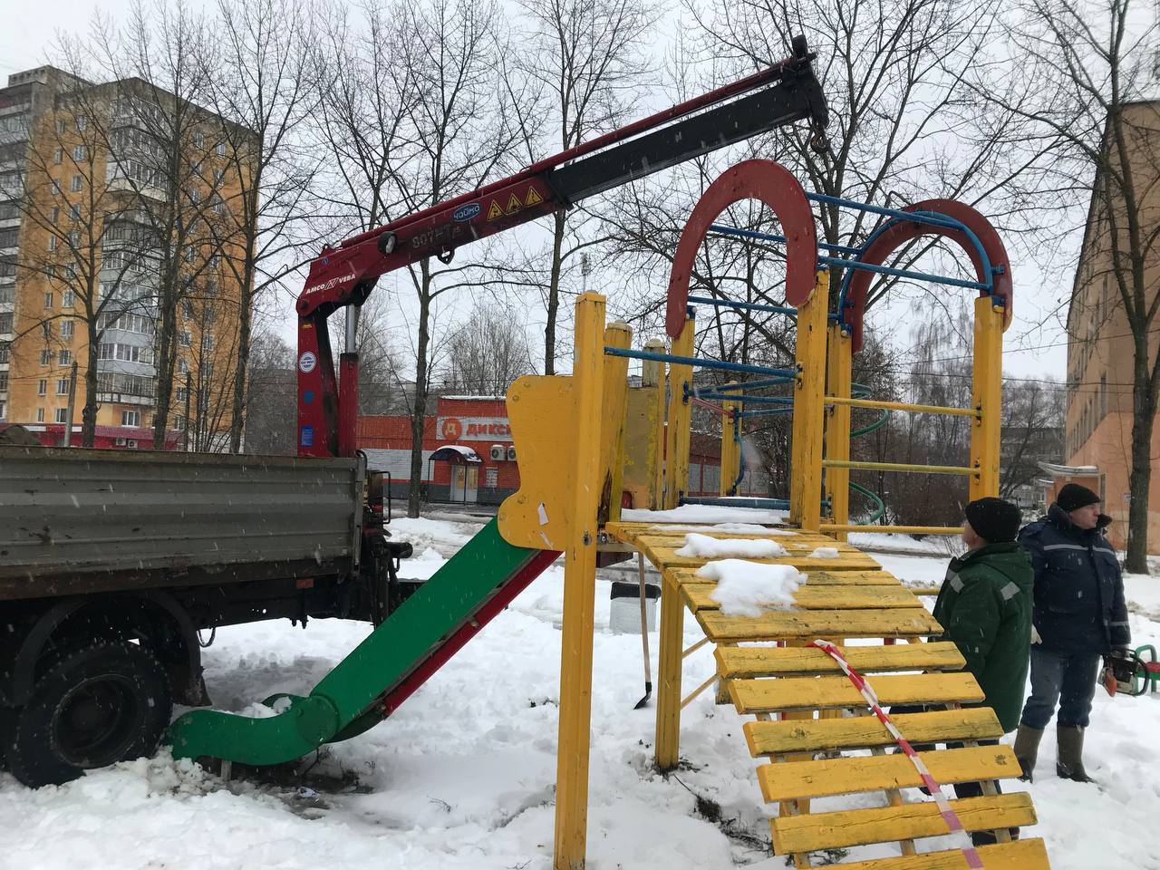 В Ярославле продолжают массово сносить детские площадки 