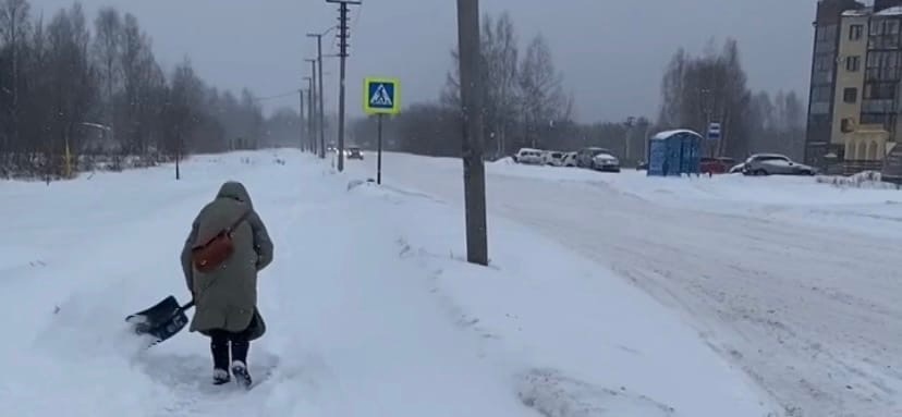 В Ярославле люди добираются до остановок с лопатами в руках