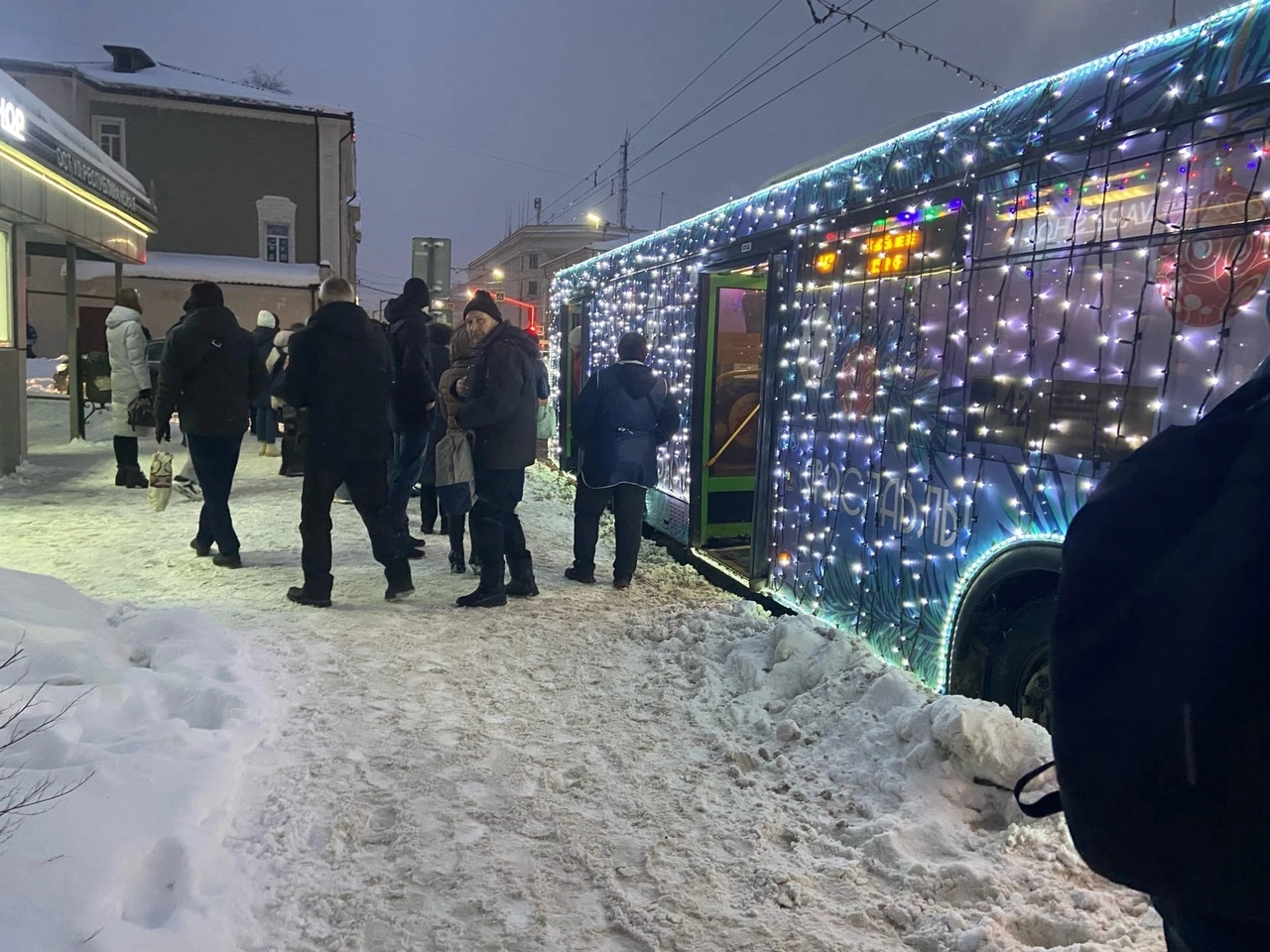 "Дед Мороз метался по салону": в Ярославле сломался новогодний троллейбус