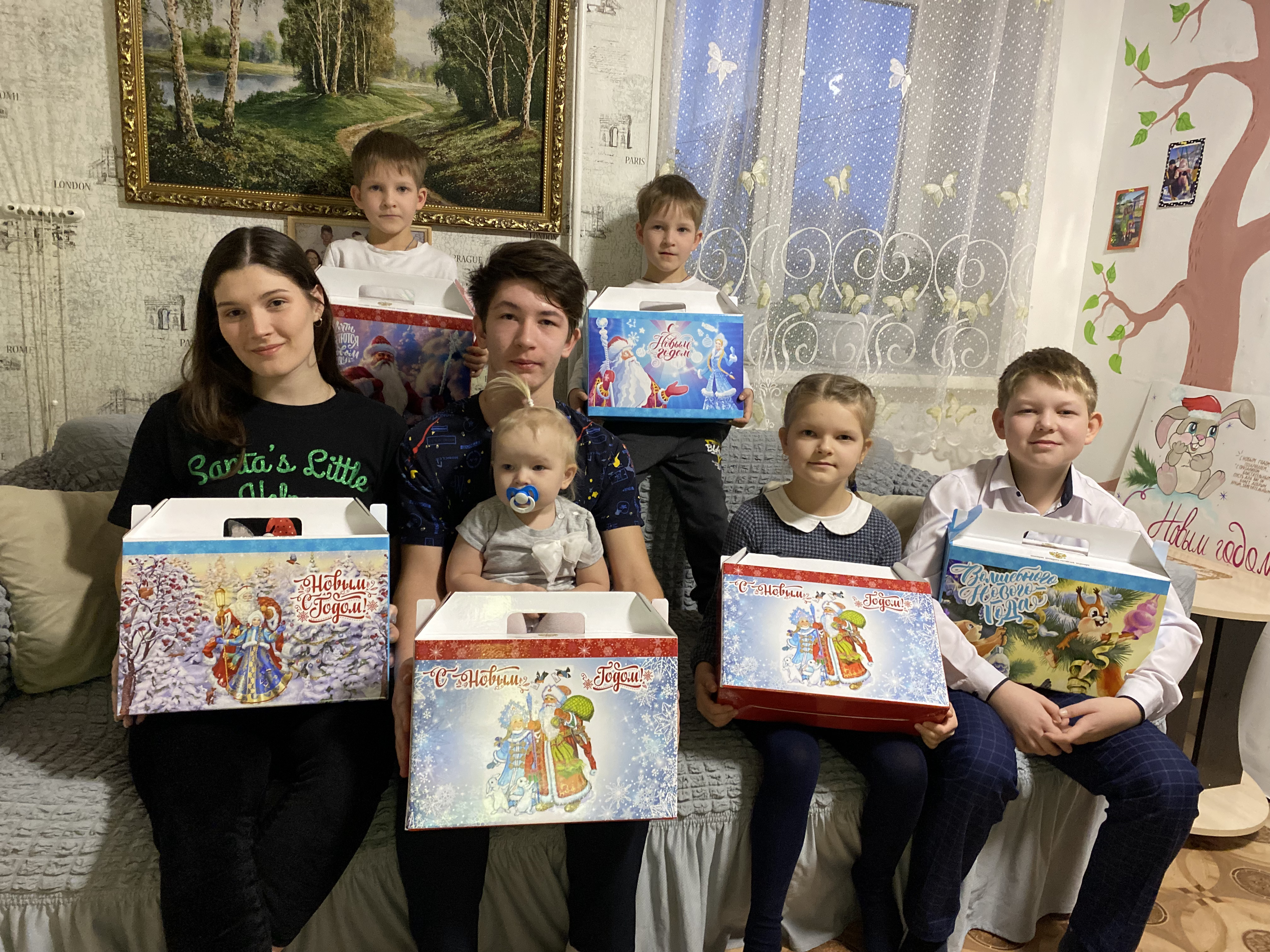 Чудо-мобиль от Дмитрия Миронова привез маленьким ярославцам новогодние подарки и технику
