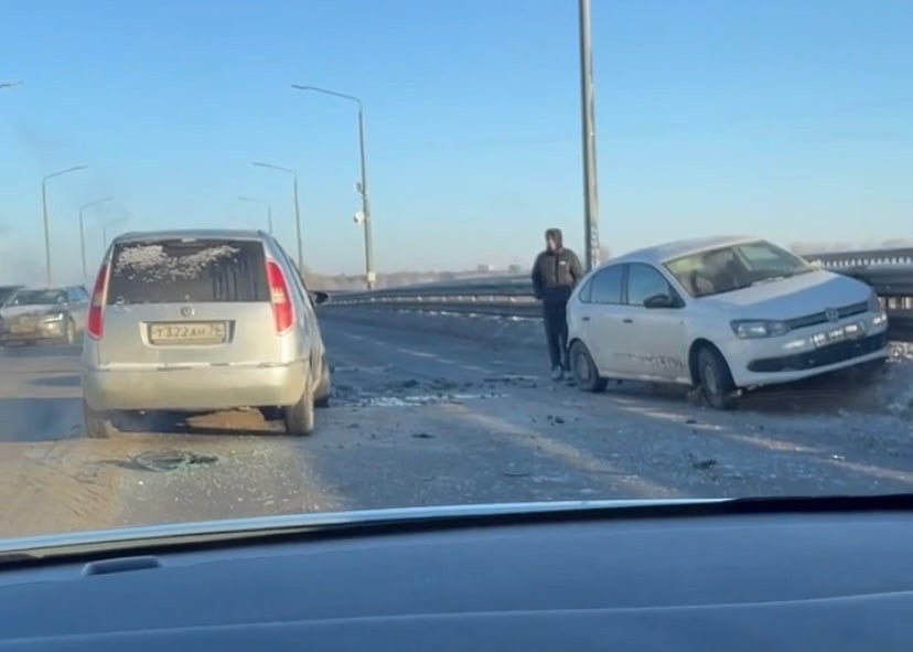 В Ярославле в ДТП на Октябрьском мосту пострадали 3 человека