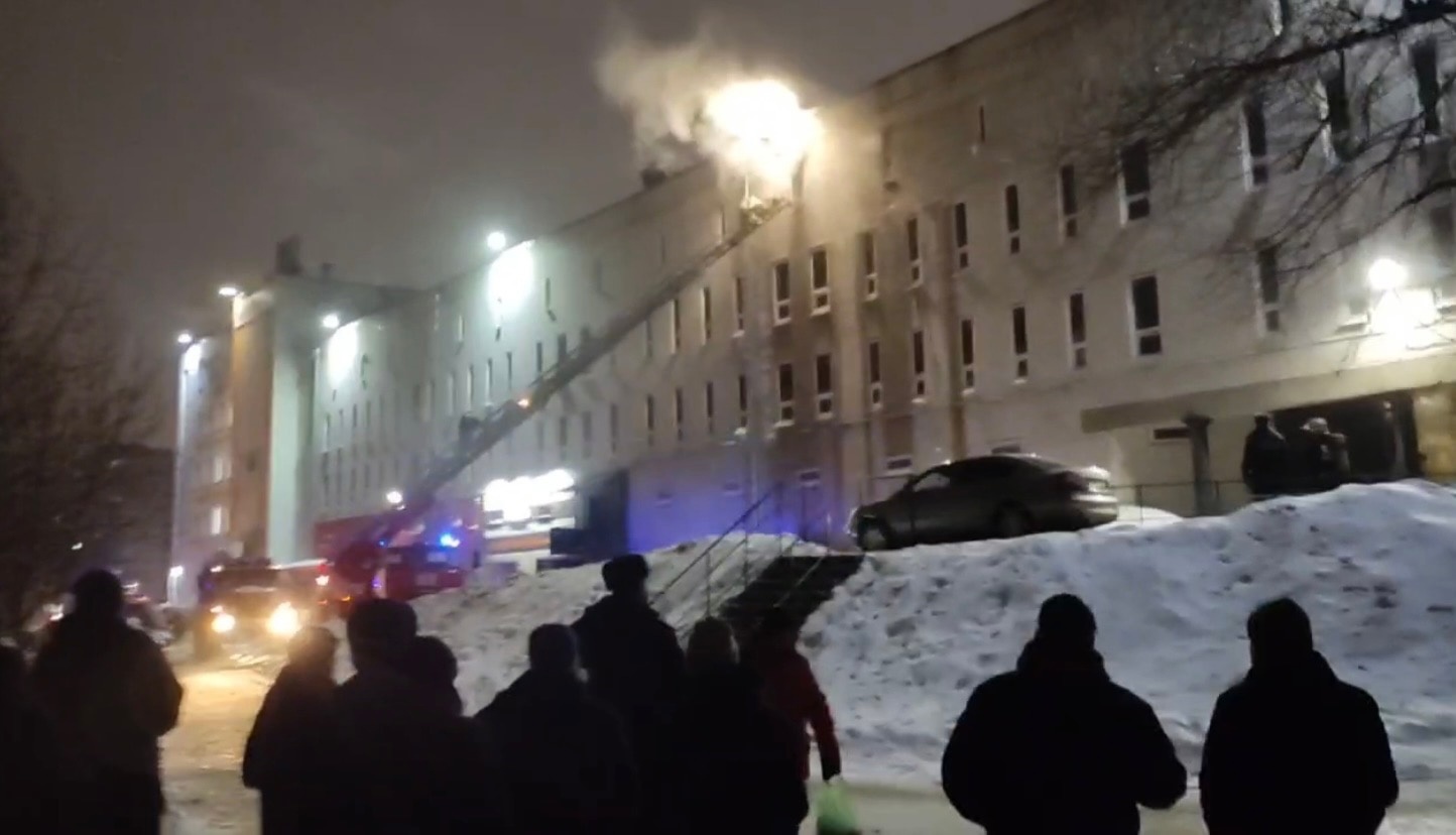 "Руки и лицо сожжены": в Брагино горит здание из-за взорвавшегося газового баллона
