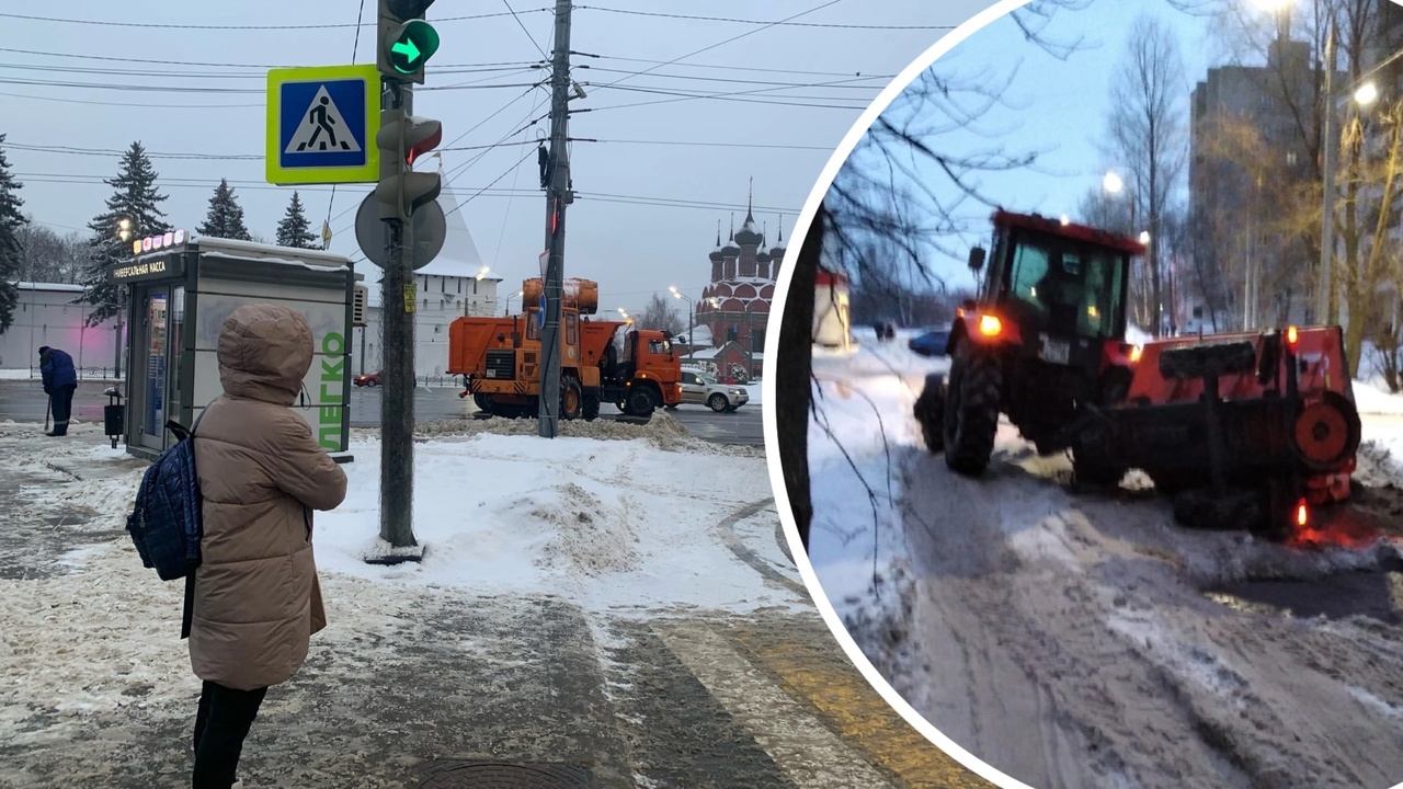 В Ярославле снегоуборочный трактор на ходу опрокинулся в глубокую яму