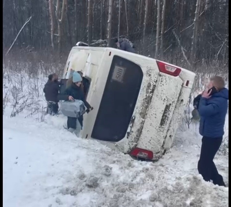 Трое человек пострадали в перевернувшемся под Ярославлем пассажирском автобусе