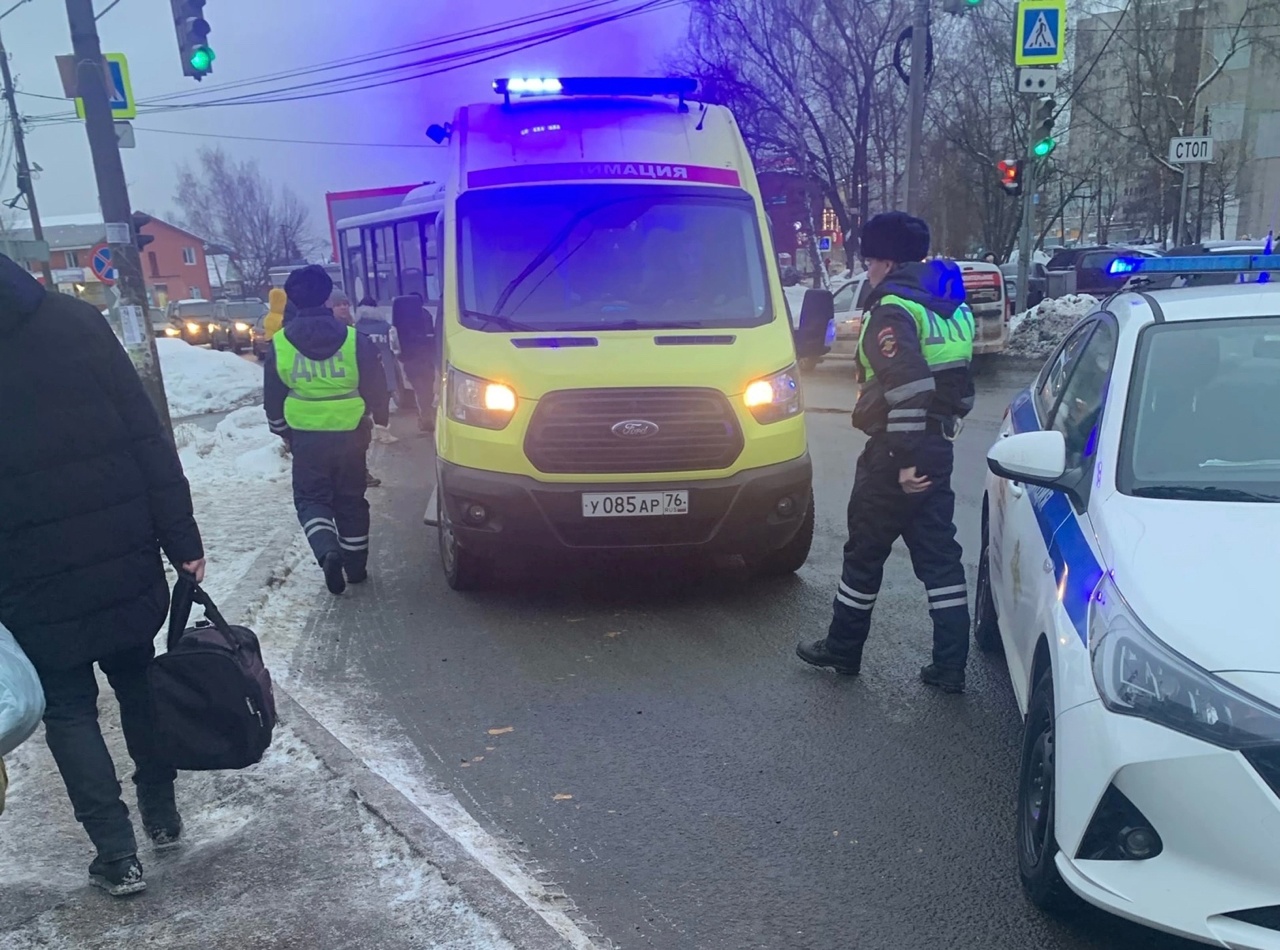 В Ярославле автобус сбил перебегающего на "красный" ребенка