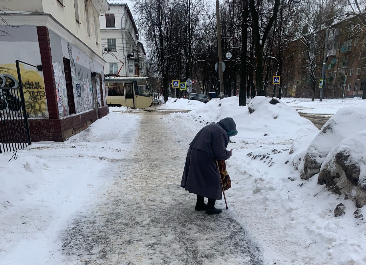 "Не по статусу снег чистить": дети войны живут в сырости из-за отказа УК чинить крышу
