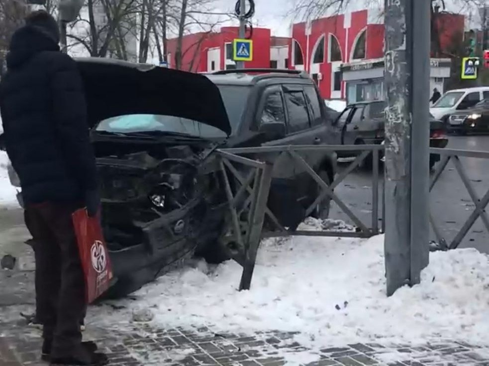 «Вылетел прямо на тротуар!»: в Ярославле произошло массовое ДТП (видео)