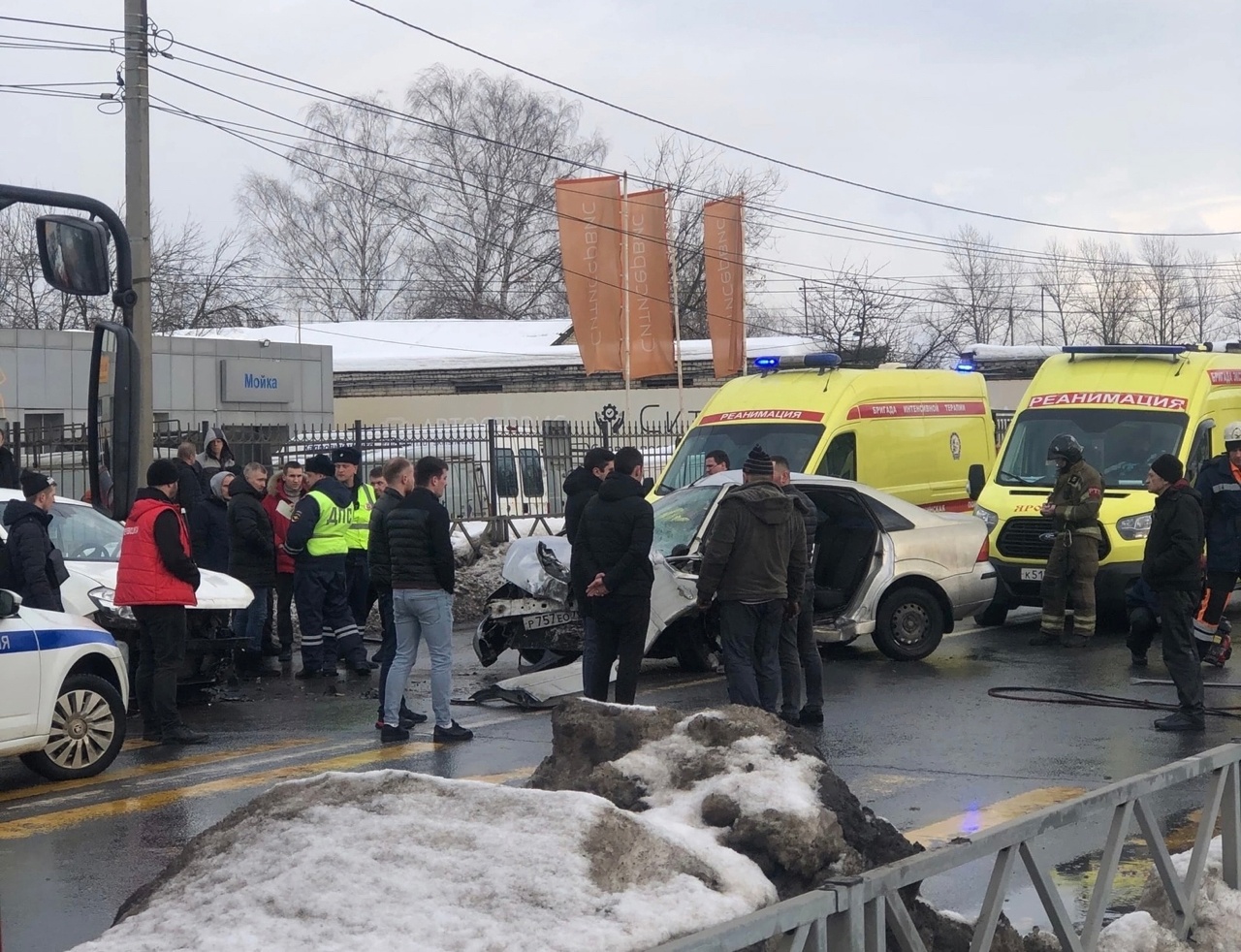 В смертельном ДТП в Ярославле погиб мужчина и шестеро пострадали