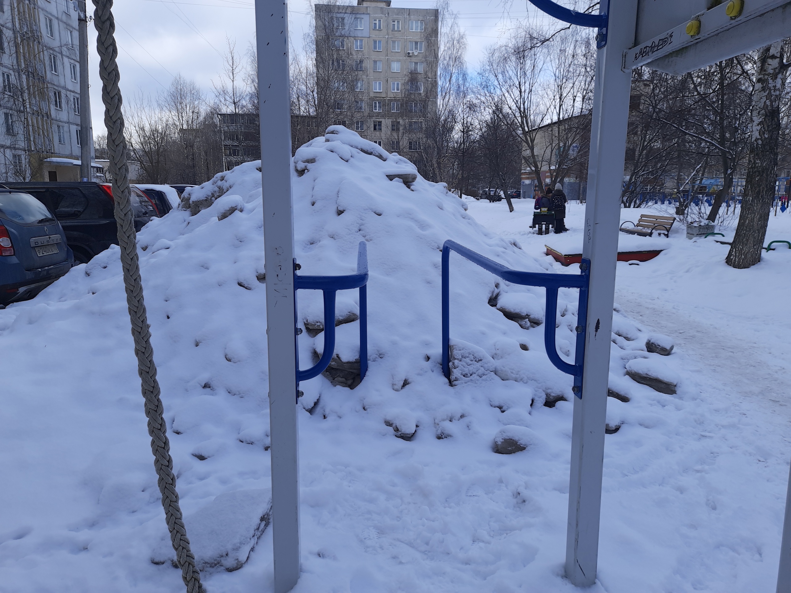 В Ярославле коммунальщики пробивают асфальт, а грязь сваливают на детские площадки