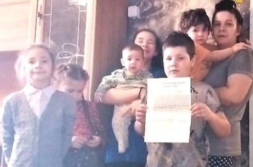 Мать-сирота шестерых детей наконец получит дом спустя 7 лет скитания по родственникам
