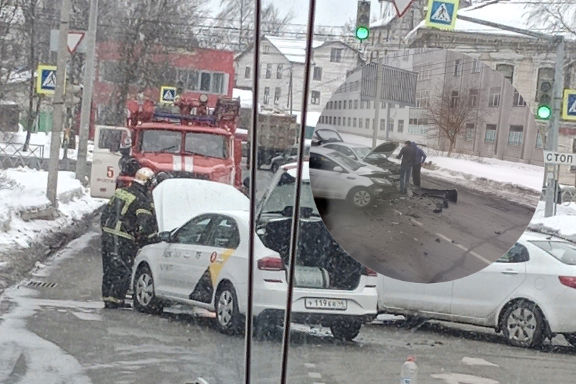 В Ярославле такси с пассажиркой угодило в аварию