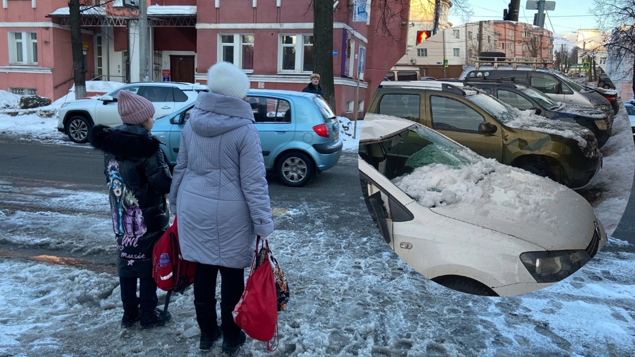 В Ярославле сошедшая с крыши снежная лавина разбила несколько авто