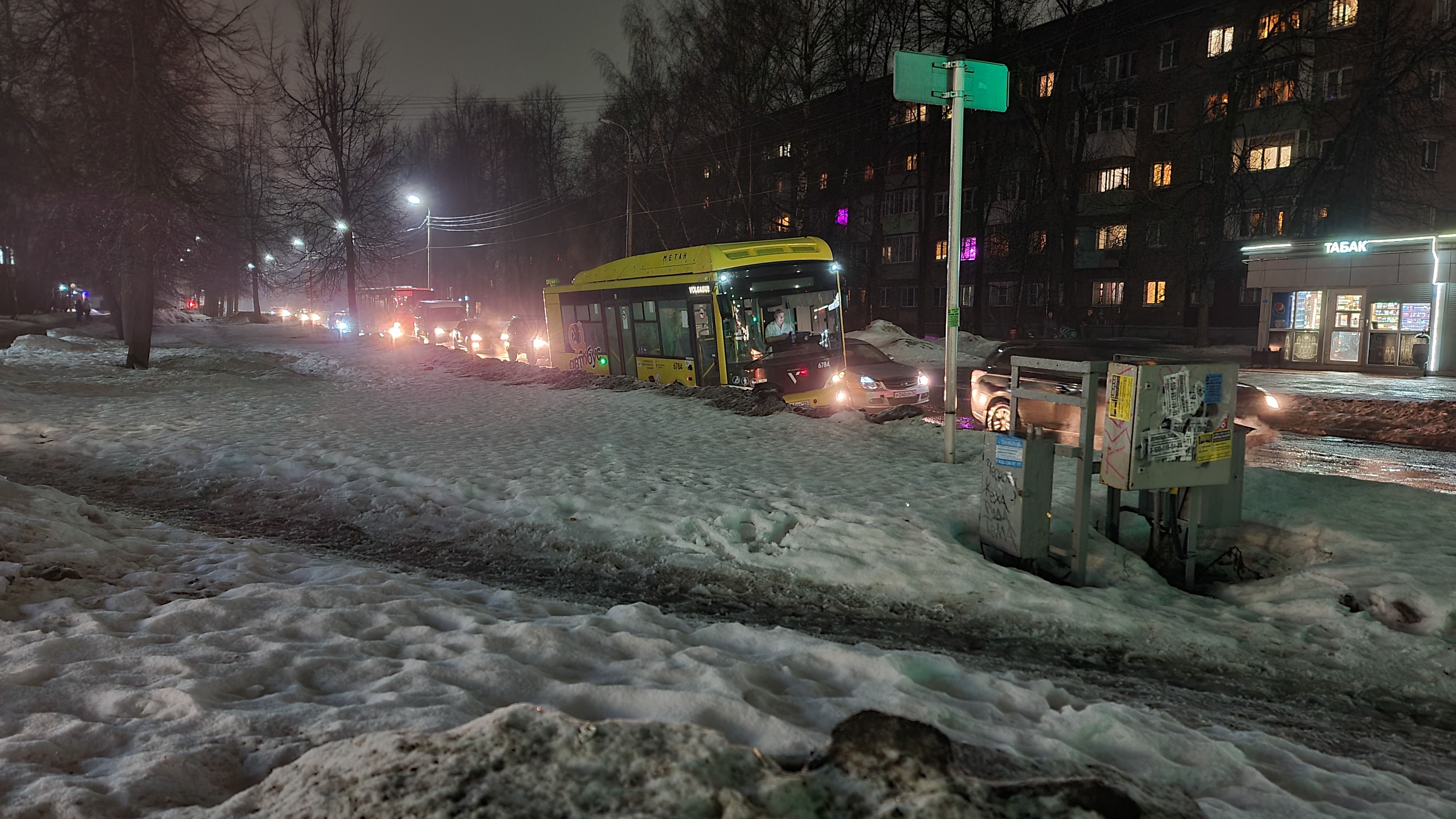 "Обряд посвящения": в Ярославле новый автобус застрял в старой яме 