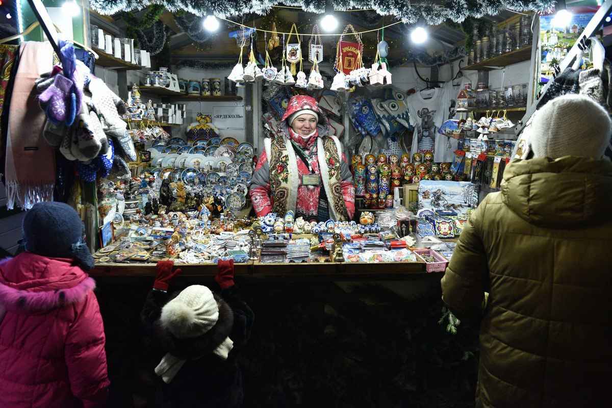  Мэр Ярославля поручил убрать домики-шале с сувенирами на улице Кирова