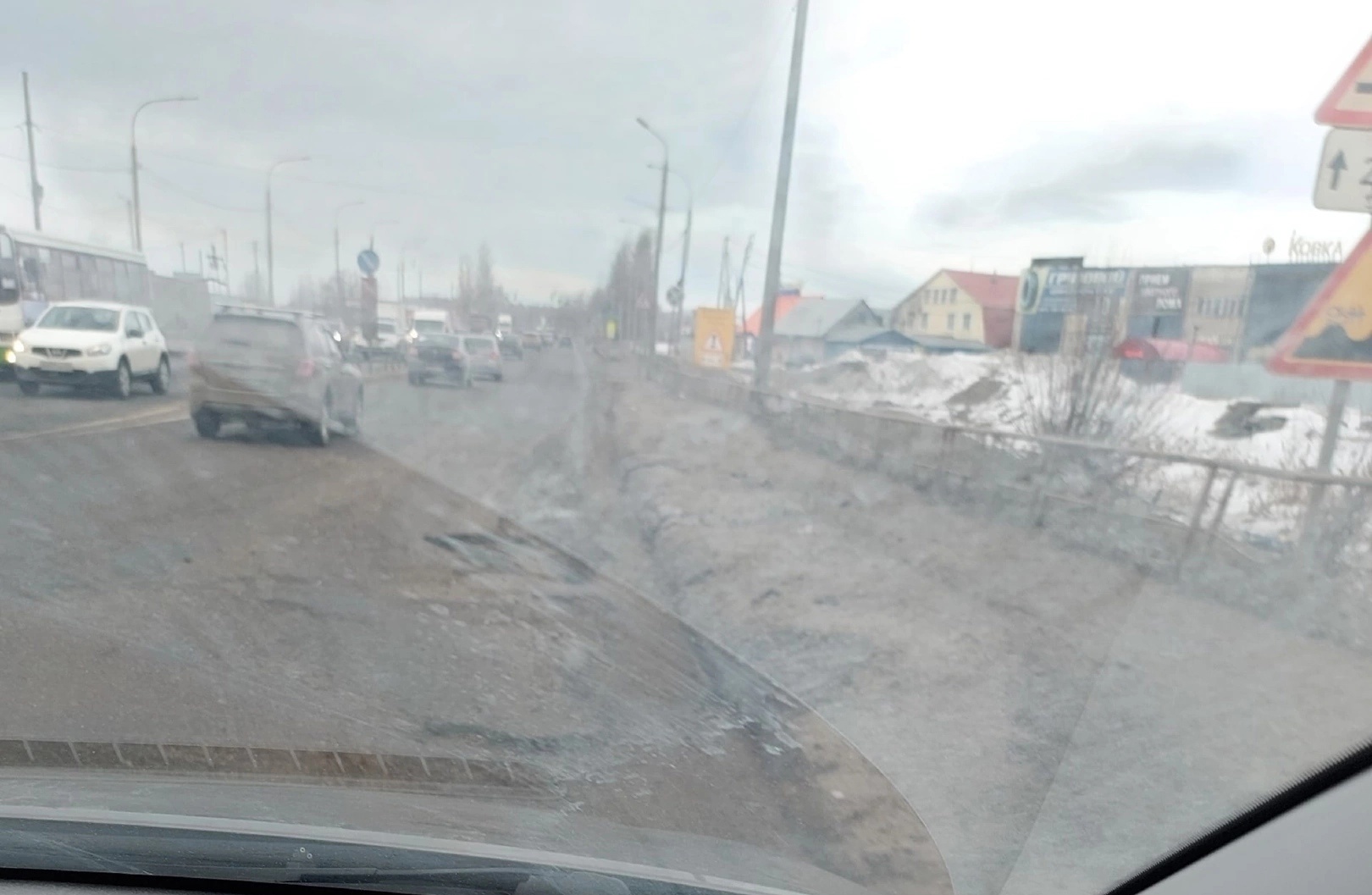  "Колёса валяются на обочине": в Ярославле автомобили поглощает яма-убийца