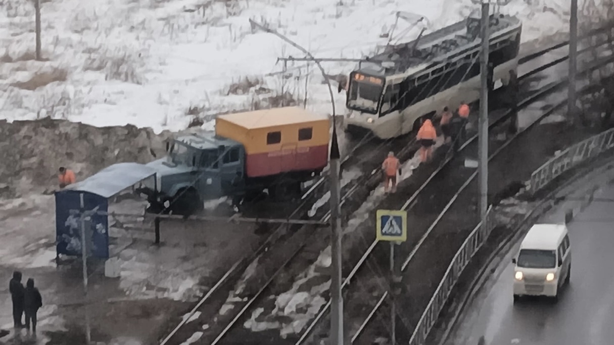 Объезжал ямы: в Ярославле трамвай улетел с рельсов 