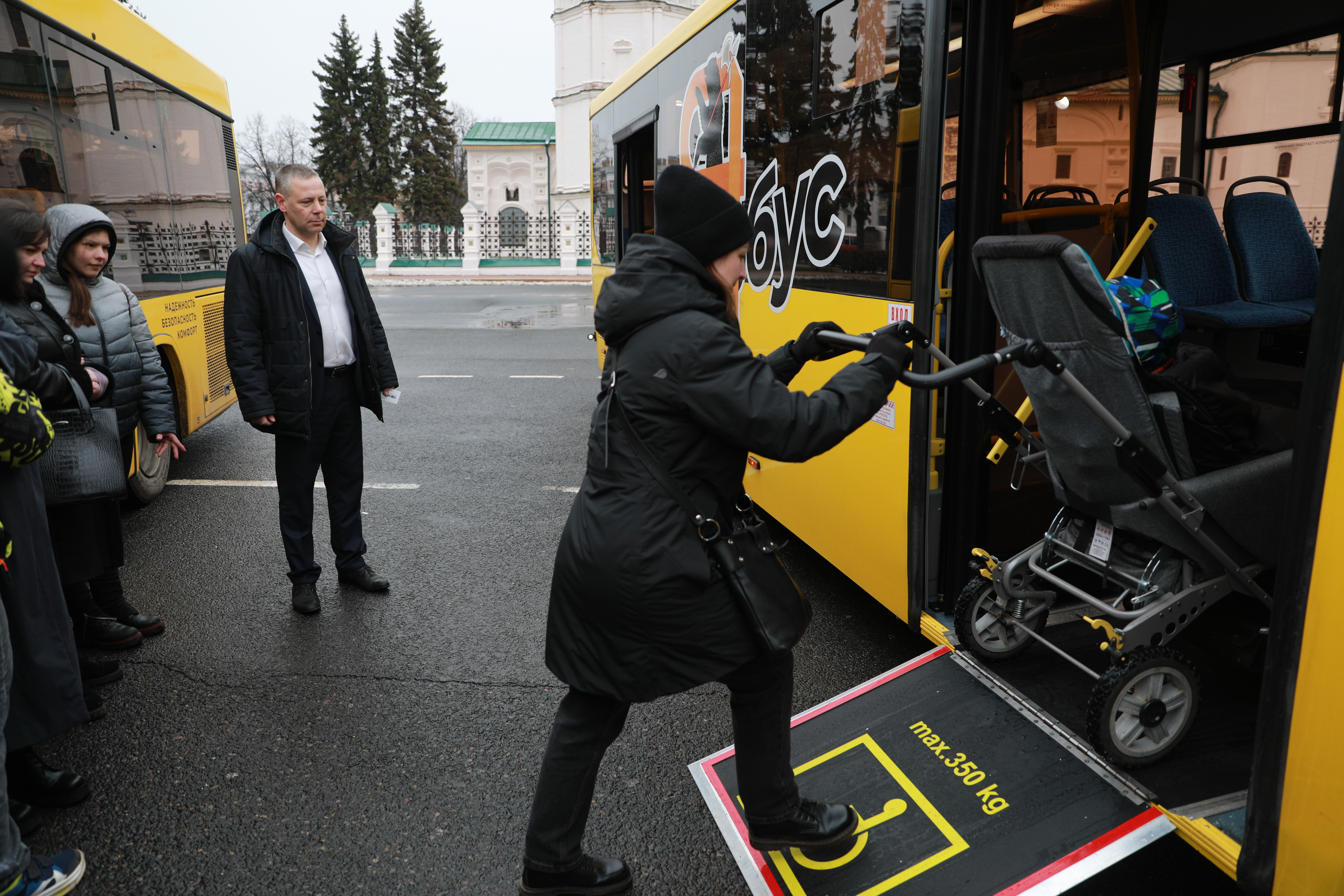 Ярославцам устроили демонстрацию новых автобусов на Советской площади