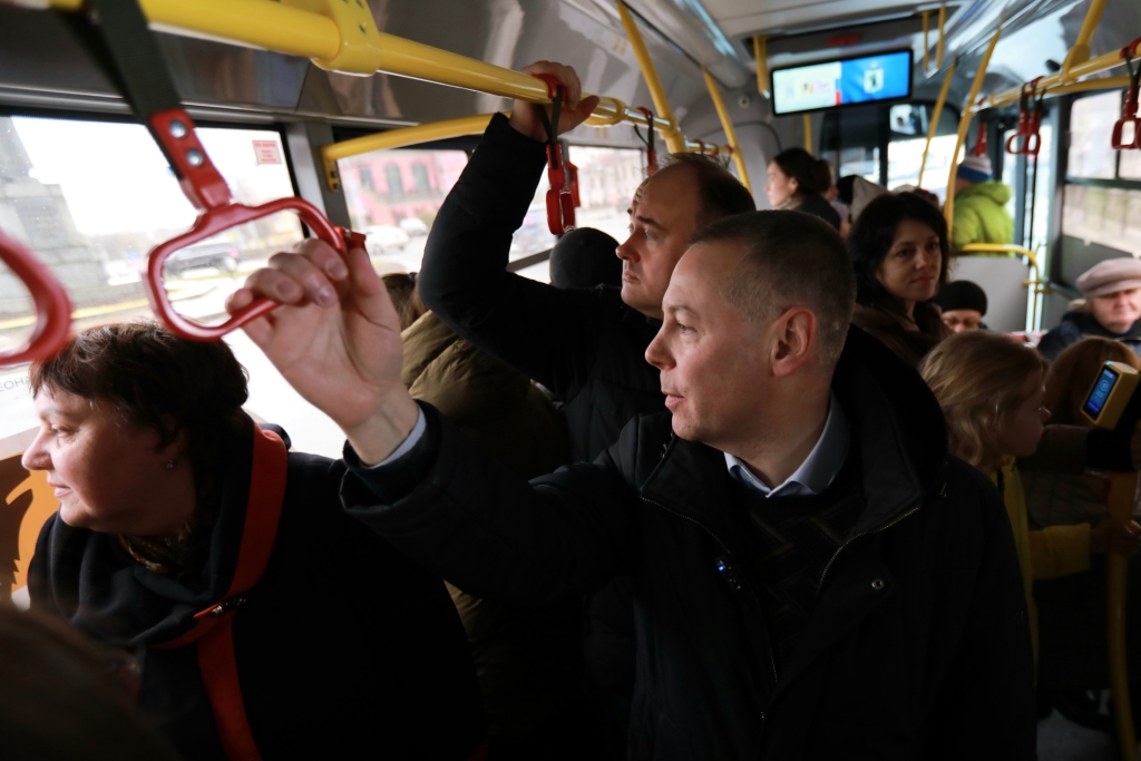 Губернатор Михаил Евраев лично проверил, как новые автобусы ездят на маршрутах
