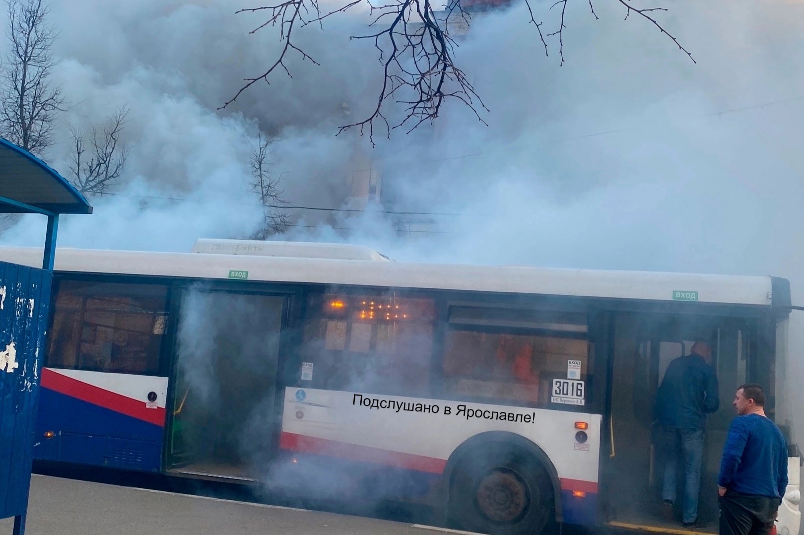 "Весь салон в дыму. Страшно": в Ярославле загорелся автобус с пассажирами  