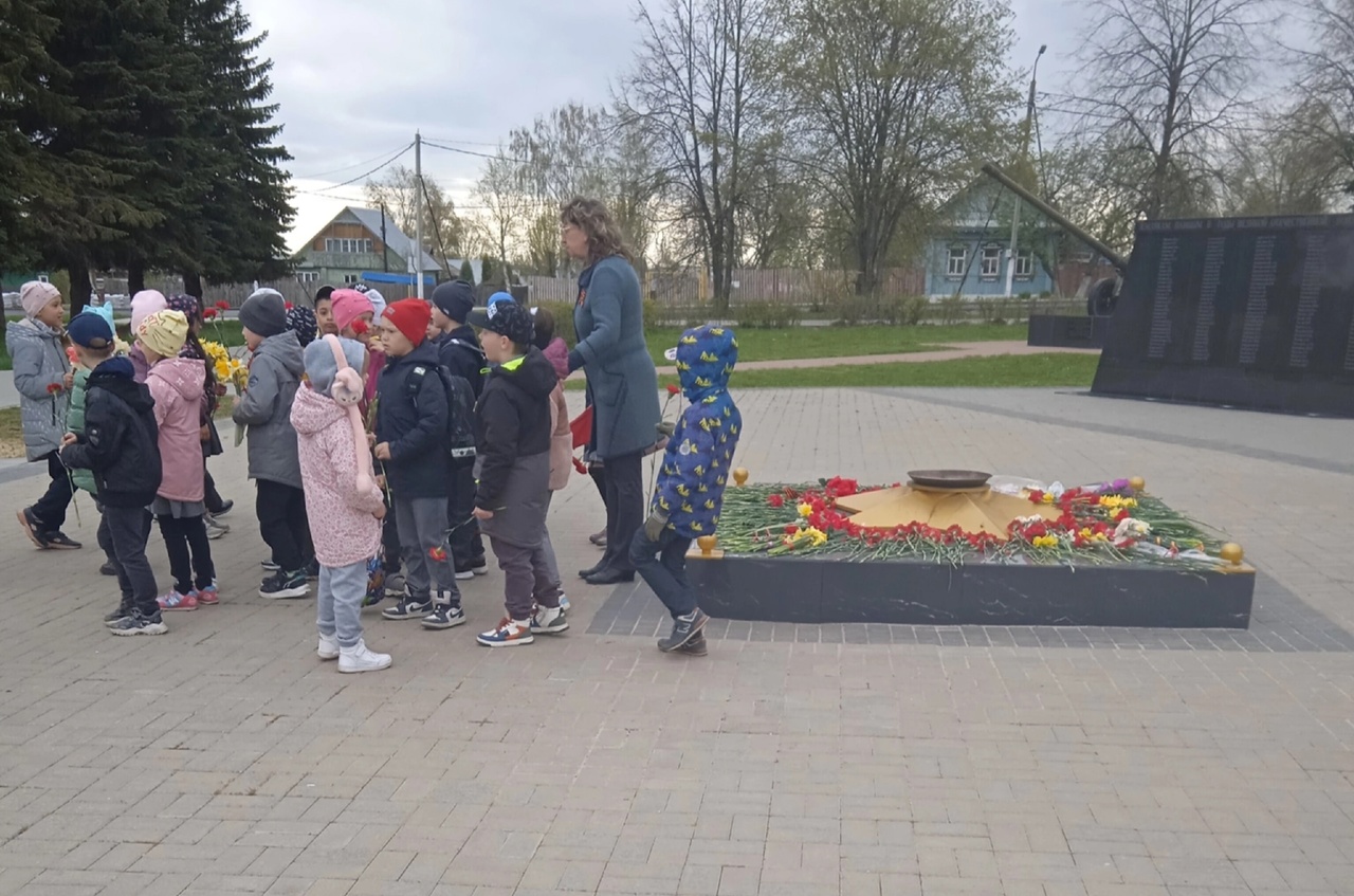 Невечный огонь: в Ярославской области школьники возлагали цветы к неработающему мемориалу