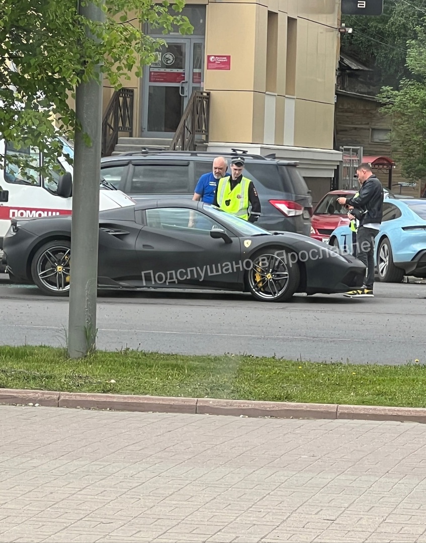 В центре Ярославля знаменитый Ferrari столкнулся со скорой