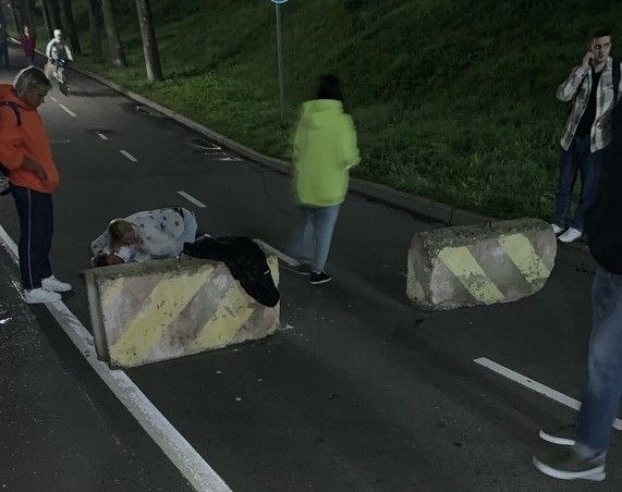  В Ярославле на набережной велосипедист врезался в бетонный блок и получил трамвы