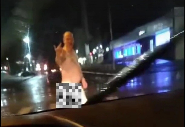 В Рыбинске голый мужчина бросался на машины 