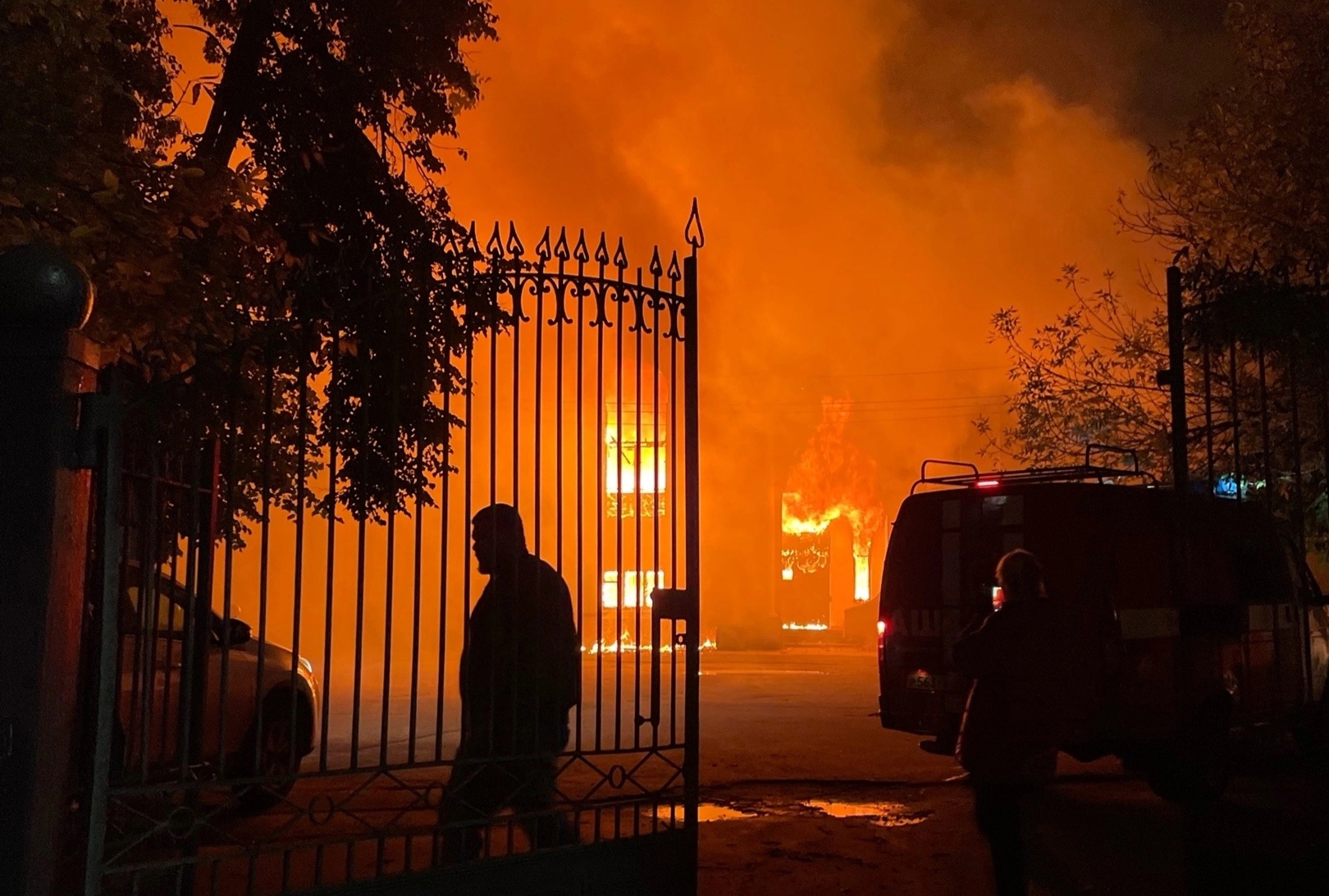  В центре Ярославля горит здание бывшего военкомата в усадьбе Вахромеева
