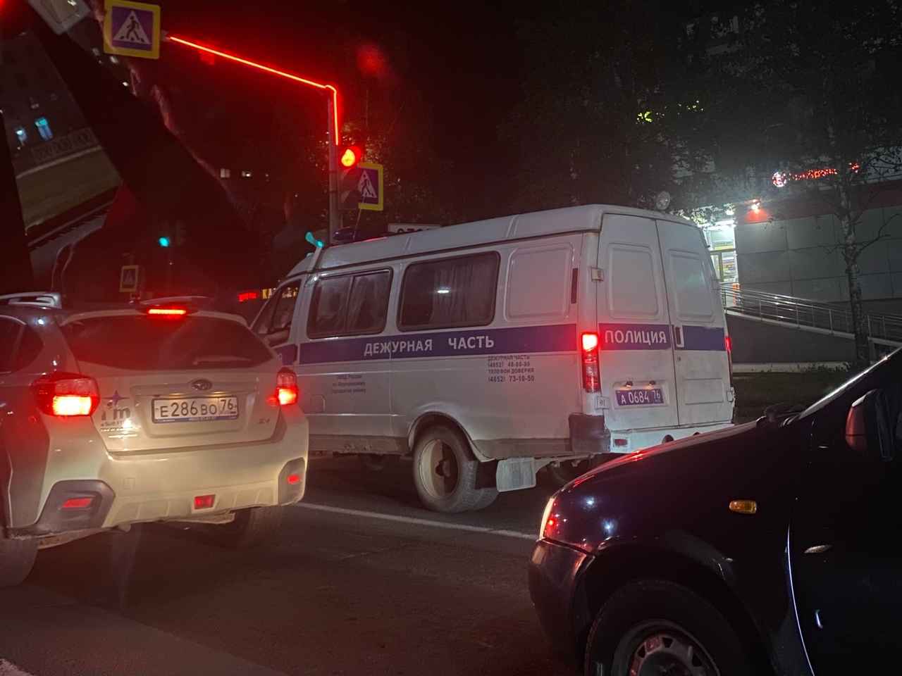 В Ярославской области внедорожник врезался в припаркованный "ВАЗ" и сбил стоящую рядом пассажирку