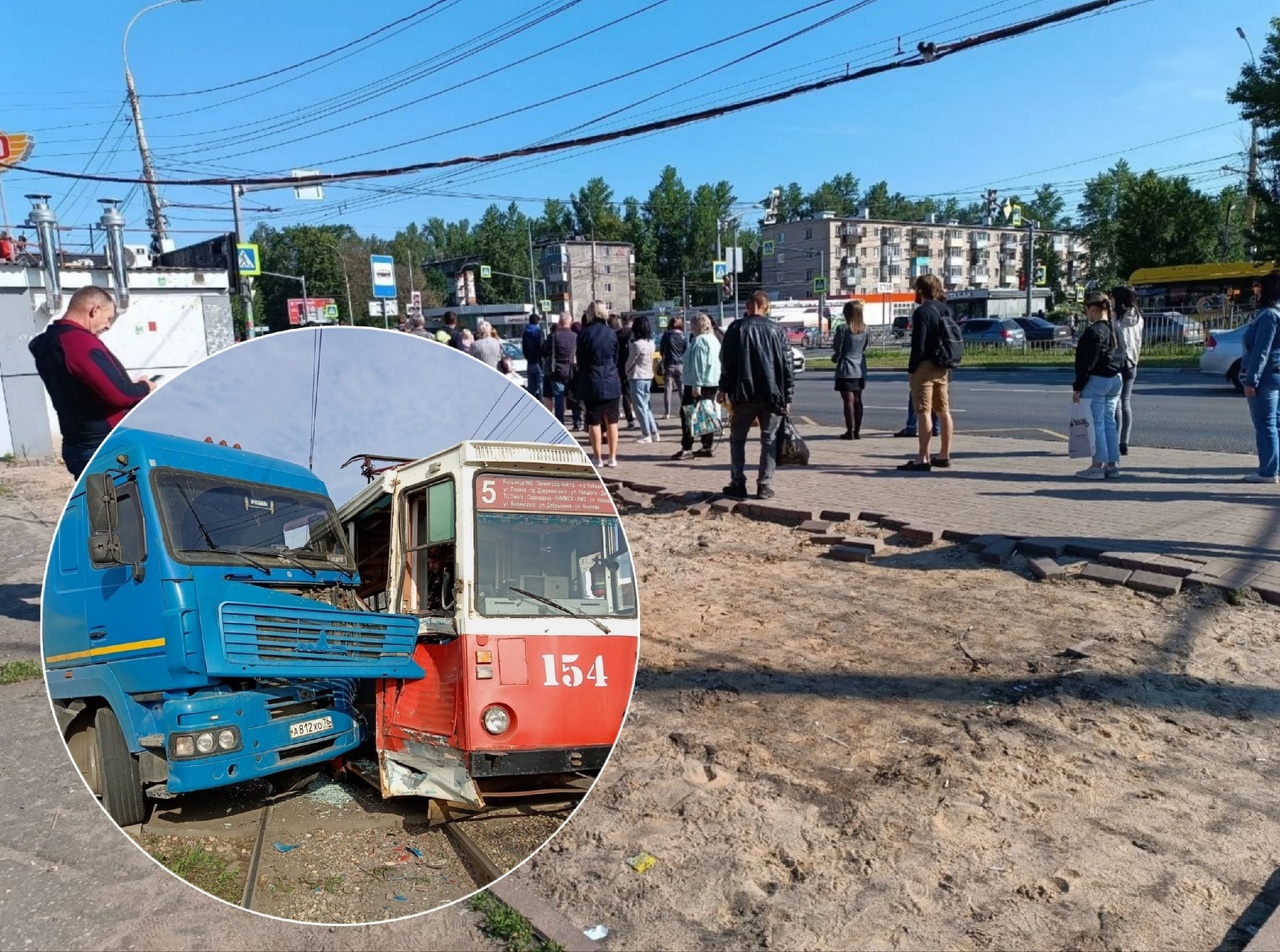 В Ярославле фура врезалась в трамвай