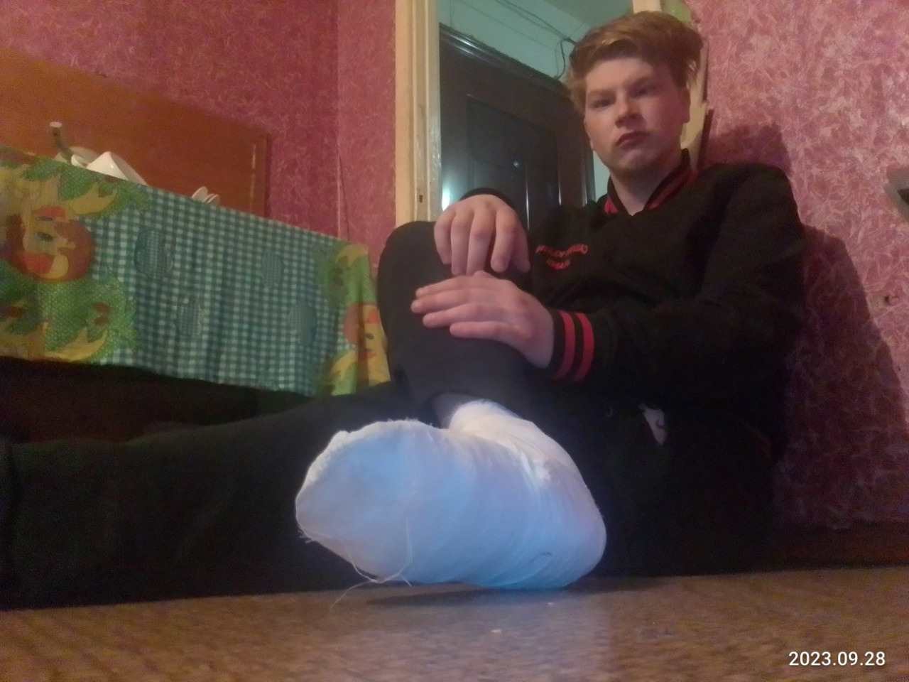 Певец из Ярославля: "Мне сломал ногу желтый автобус"