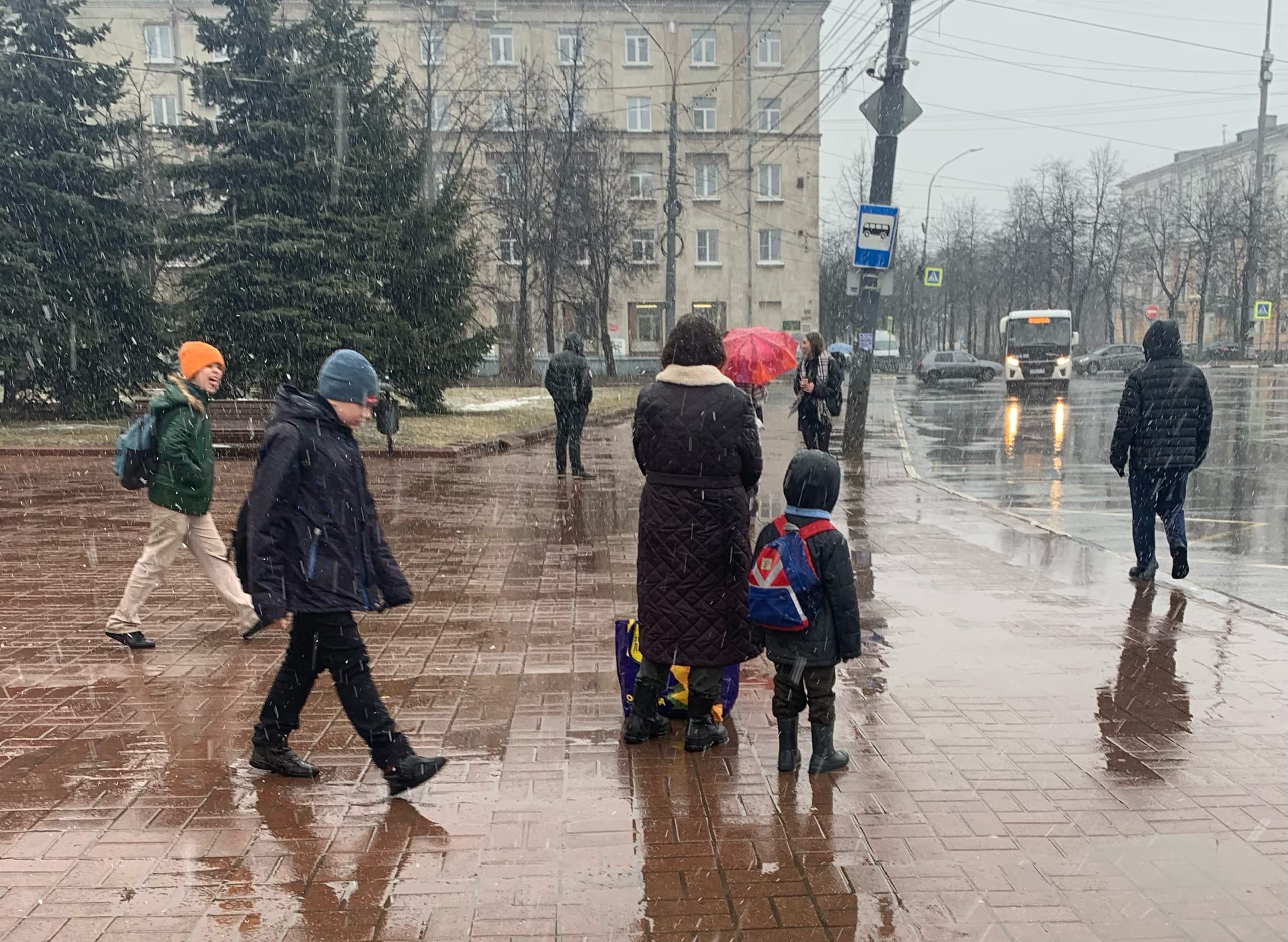 Город встретит первый снег. Ливень фото. Дождь в городе. Дождь в апреле. Сильный ветер.