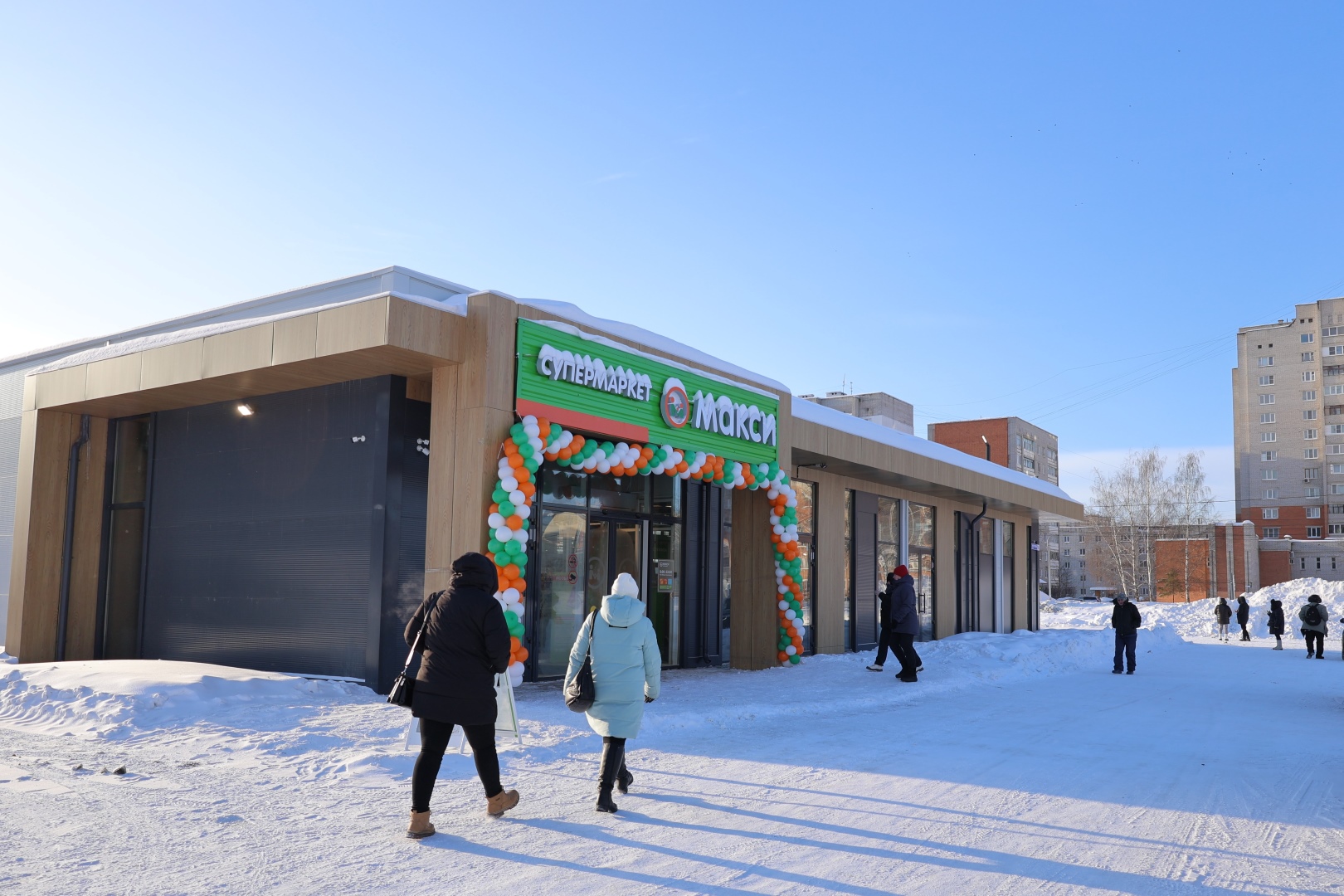 Свежие продукты по привлекательным ценам предлагает новый супермаркет «Макси» в Красном бору