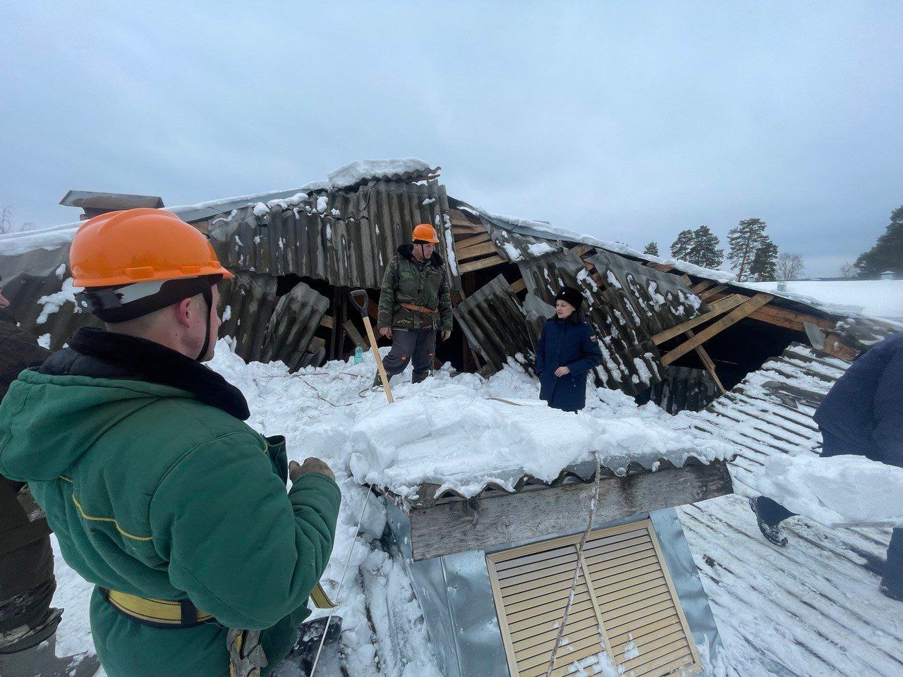 У многоквартирного дома обвалилась крыша в Ярославской области 