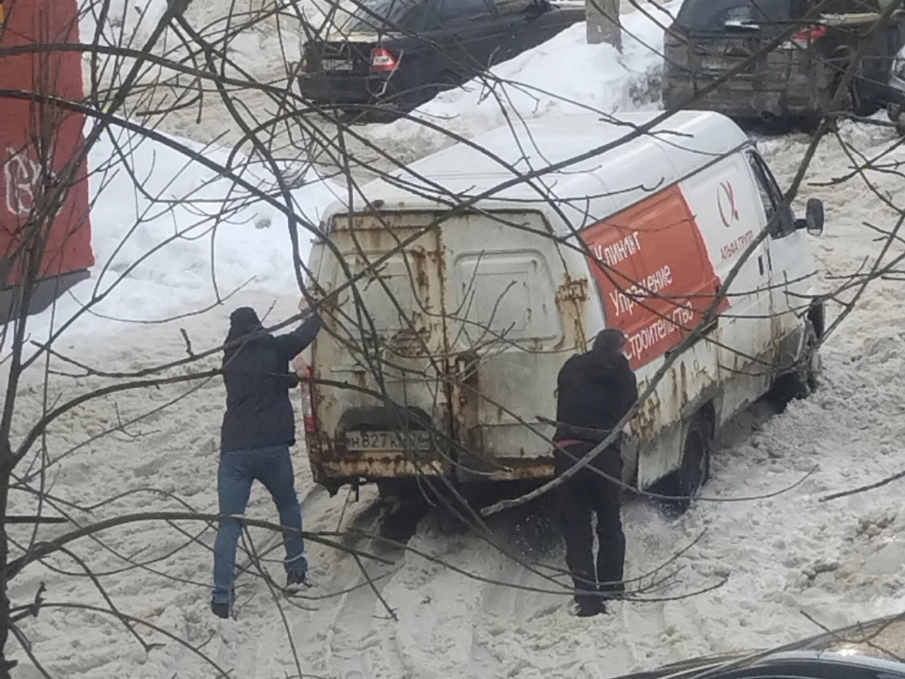 "Мгновенная карма": во дворах Ярославля, машина управляющей компании сама застряла в снежной каше