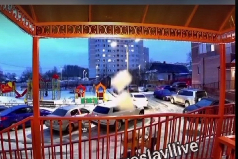 В Ярославле снежная глыба рухнула в сантиметре от коляски с младенцем