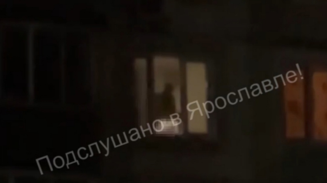 Житель дома на Фрунзе дразнит в окно прохожих своими гениталиями