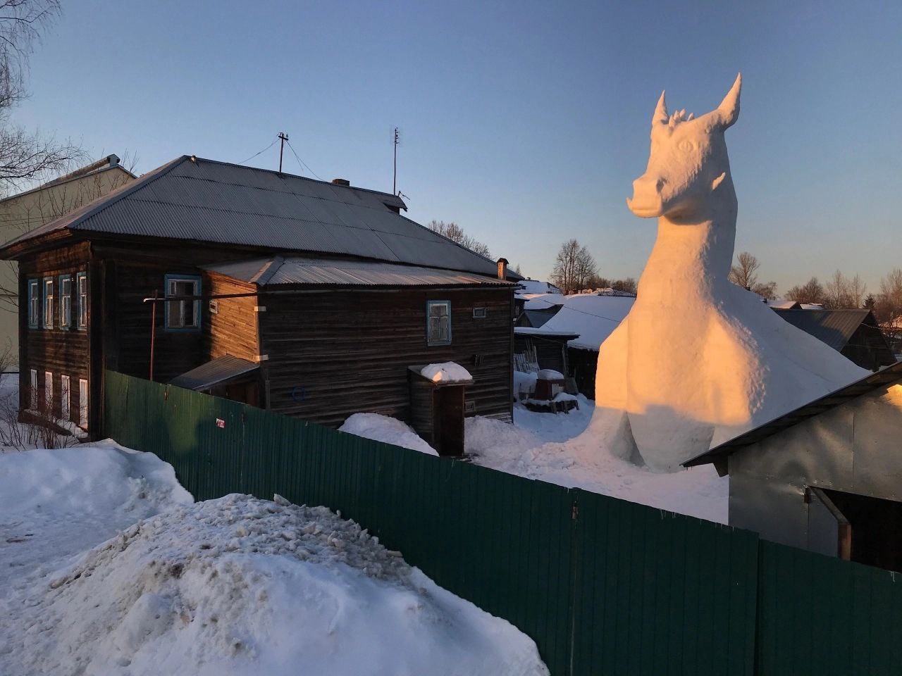 В Ярославской области построили огромного снежного дракона с горкой на спине
