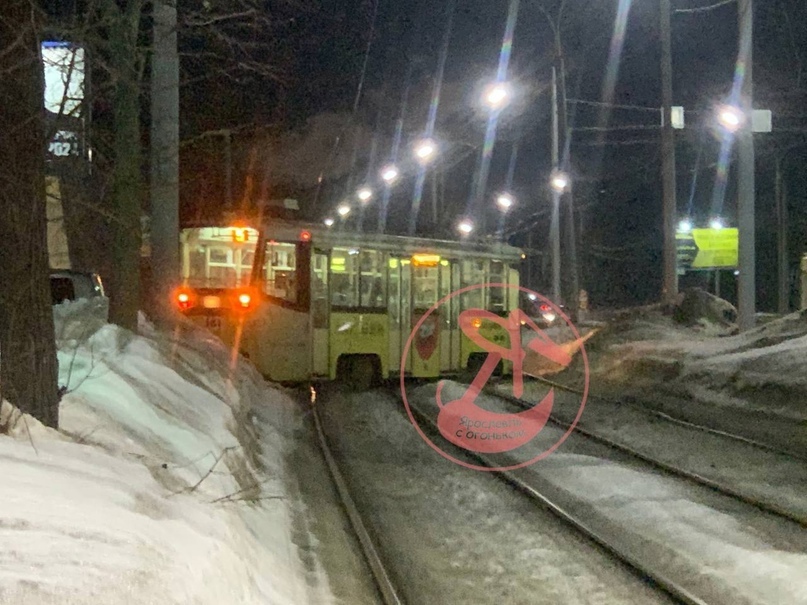 "Вот это дрифт": в Ярославле трамвай сошел с рельс в Дзержинском районе